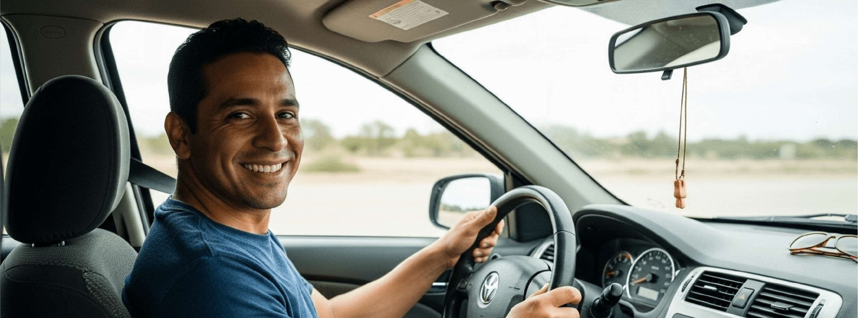 Hombre manejando un auto seguro